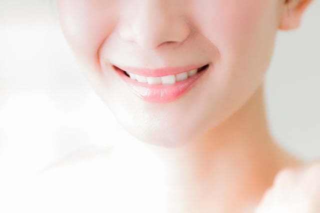 綺麗な白い歯の女性