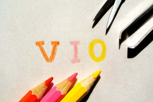 色鉛筆で書かれたVIOの文字とピンセット
